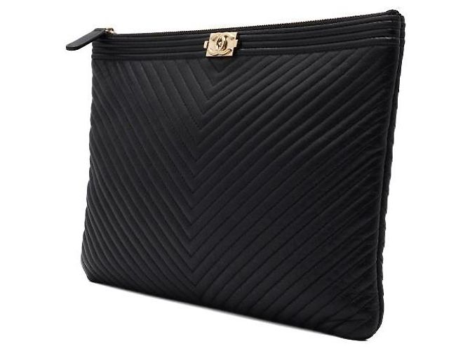 Chanel Bolso Clutch Boy Medium Chevron Negro - vista 2