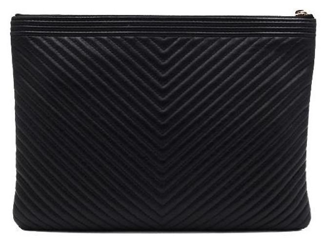 Chanel Bolso Clutch Boy Medium Chevron Negro - vista 4