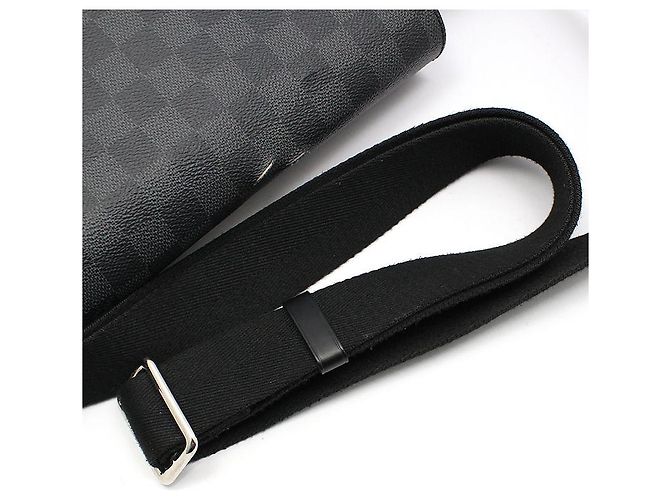 Louis Vuitton Borsa a tracolla District PM Damier Graphite Marrone - vista 10