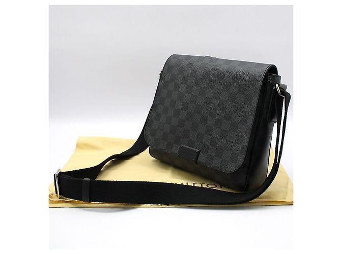 Louis Vuitton Borsa a tracolla District PM Damier Graphite Marrone - vista 2