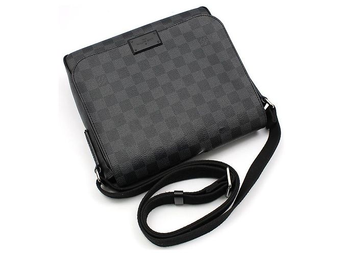 Louis Vuitton Borsa a tracolla District PM Damier Graphite Marrone - vista 3