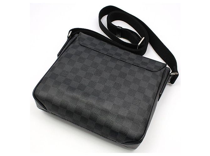Louis Vuitton Borsa a tracolla District PM Damier Graphite Marrone - vista 4