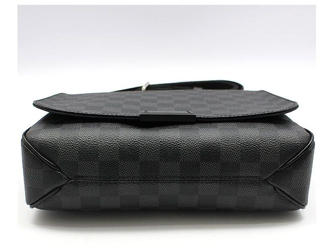 Louis Vuitton Borsa a tracolla District PM Damier Graphite Marrone - vista 5