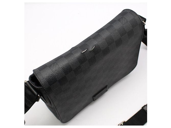 Louis Vuitton Borsa a tracolla District PM Damier Graphite Marrone - vista 6