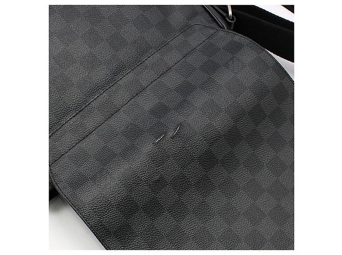 Louis Vuitton Borsa a tracolla District PM Damier Graphite Marrone - vista 7