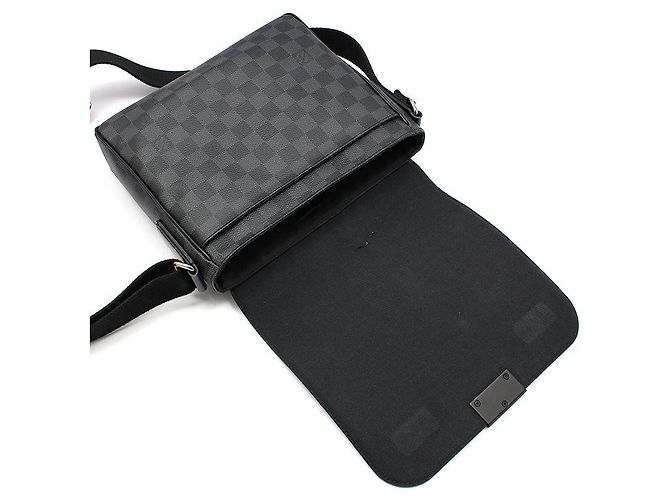 Louis Vuitton Borsa a tracolla District PM Damier Graphite Marrone - vista 8