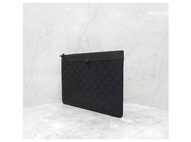 Louis Vuitton Pochette Voyage Shadow Supple Leather Clutch Nero - vista 2