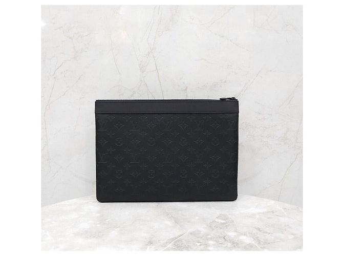 Louis Vuitton Pochette Voyage Shadow Supple Leather Clutch Nero - vista 3