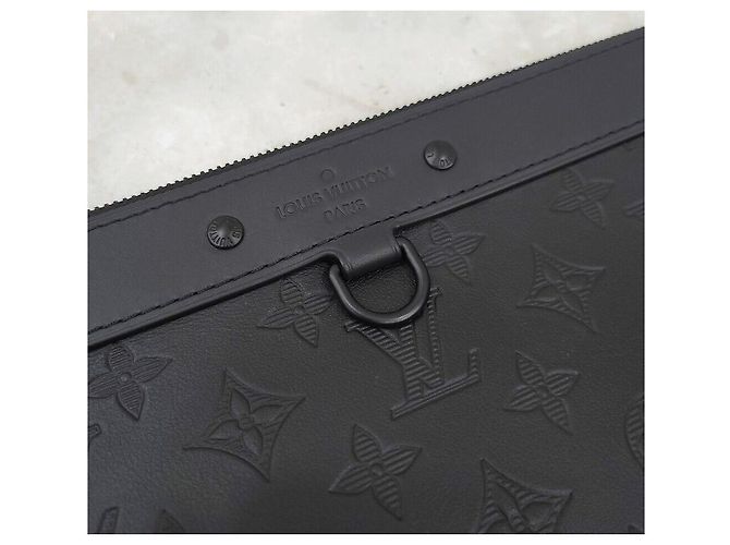 Louis Vuitton Pochette Voyage Shadow Supple Leather Clutch Nero - vista 5