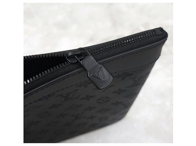 Louis Vuitton Pochette Voyage Shadow Supple Leather Clutch Nero - vista 7