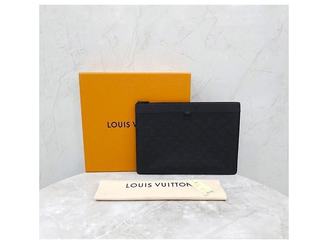 Louis Vuitton Pochette Voyage Shadow Supple Leather Clutch Nero - vista 9