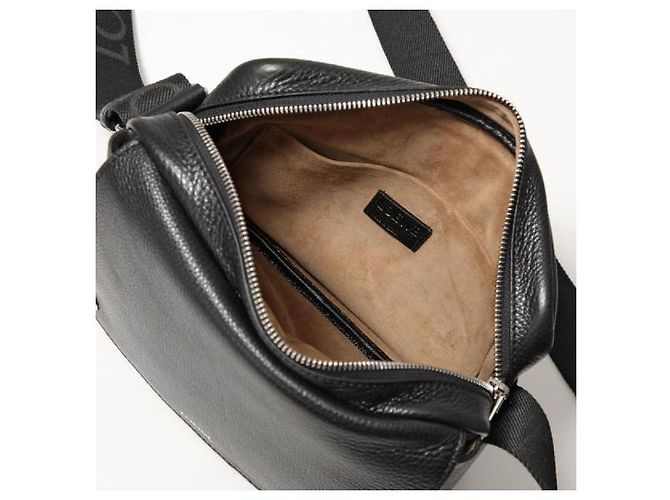 Loewe Bolsa Messenger Medium Pebble em couro de bezerro grão flexível Preto - vista 5