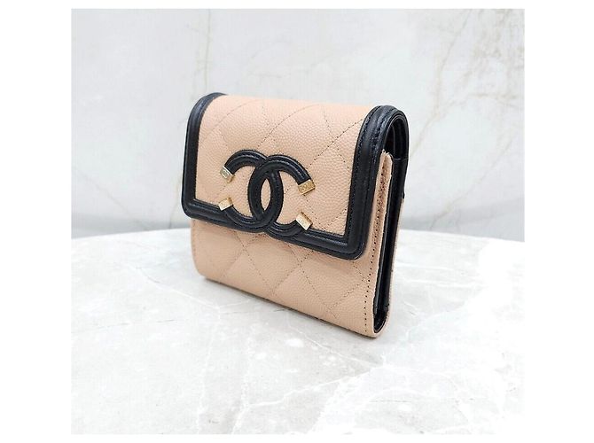 Chanel Portafoglio Piccolo con Patta in Caviar e Logo CC - vista 2