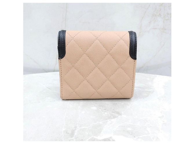 Chanel Portafoglio Piccolo con Patta in Caviar e Logo CC - vista 3