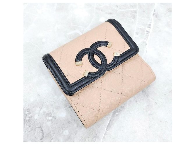 Chanel Portafoglio Piccolo con Patta in Caviar e Logo CC - vista 5