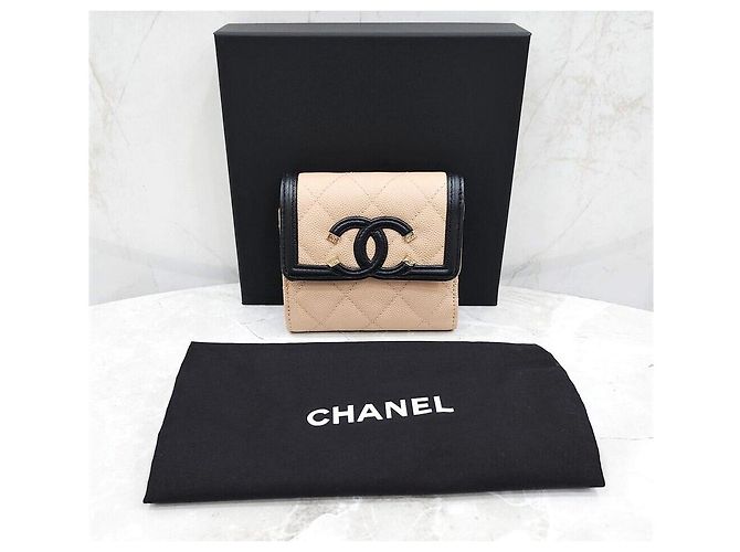 Chanel Portafoglio Piccolo con Patta in Caviar e Logo CC - vista 7
