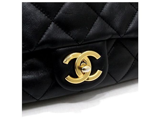 Chanel Borsa a tracolla e borsa a spalla con patta CC in pelle nera e tono oro Season Nero - vista 12