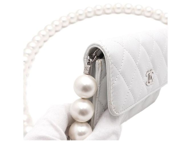 Chanel Mini Bolsa de Ombro com Aba e Corrente de Pérolas em Couro Branco - vista 10