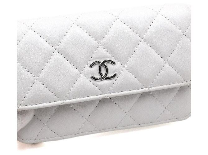 Chanel Mini Bolsa de Ombro com Aba e Corrente de Pérolas em Couro Branco - vista 11