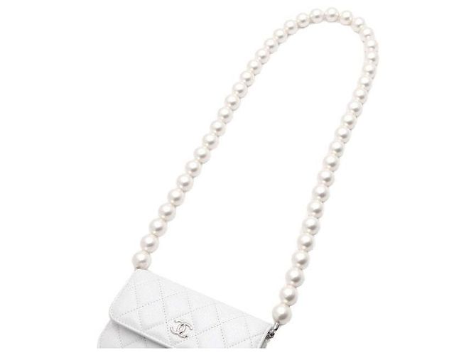 Chanel Mini Bolsa de Ombro com Aba e Corrente de Pérolas em Couro Branco - vista 12
