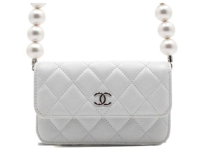 Chanel Mini Bolsa de Ombro com Aba e Corrente de Pérolas em Couro Branco - vista 2