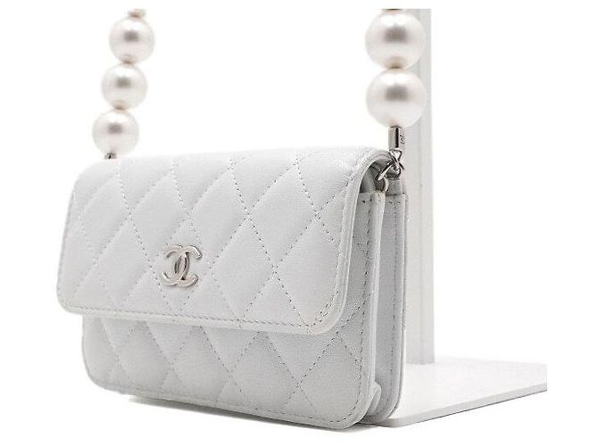 Chanel Mini Bolsa de Ombro com Aba e Corrente de Pérolas em Couro Branco - vista 3
