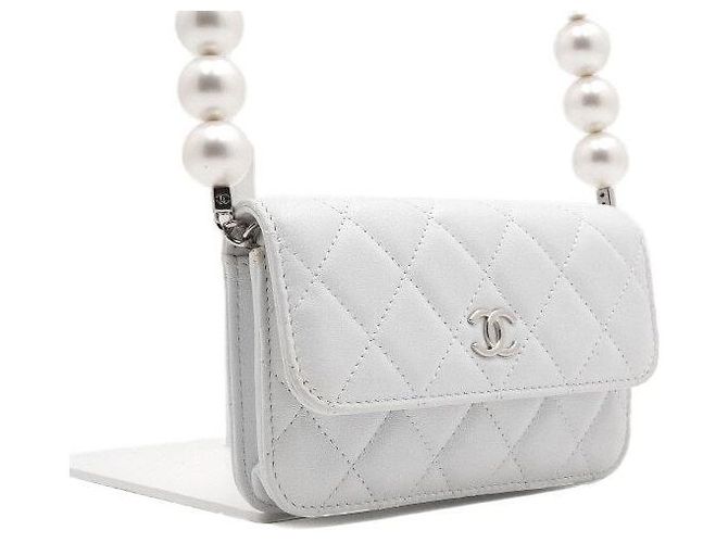 Chanel Mini Bolsa de Ombro com Aba e Corrente de Pérolas em Couro Branco - vista 4