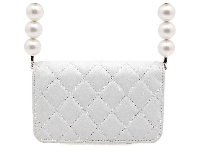 Chanel Mini Bolsa de Ombro com Aba e Corrente de Pérolas em Couro Branco - vista 5