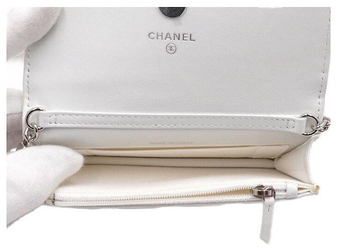 Chanel Mini Bolsa de Ombro com Aba e Corrente de Pérolas em Couro Branco - vista 6