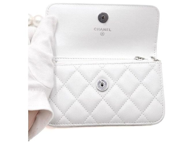 Chanel Mini Bolsa de Ombro com Aba e Corrente de Pérolas em Couro Branco - vista 7
