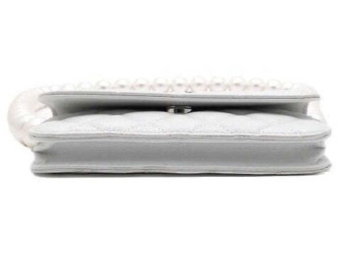 Chanel Mini Bolsa de Ombro com Aba e Corrente de Pérolas em Couro Branco - vista 8