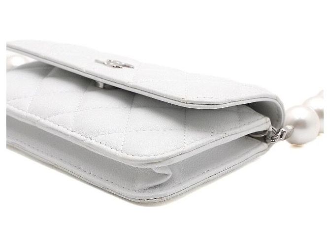 Chanel Mini Bolsa de Ombro com Aba e Corrente de Pérolas em Couro Branco - vista 9