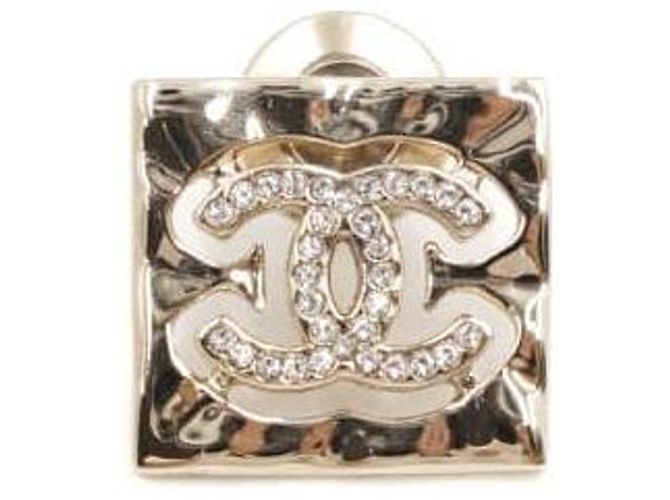 Chanel Conjunto de Broches Quadrados com Inicial em Cristal Banhado a Ouro Branco - vista 2