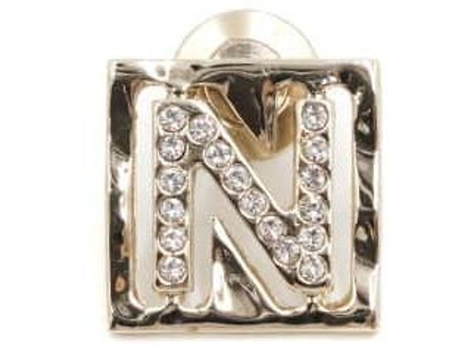 Chanel Conjunto de Broches Quadrados com Inicial em Cristal Banhado a Ouro Branco - vista 4