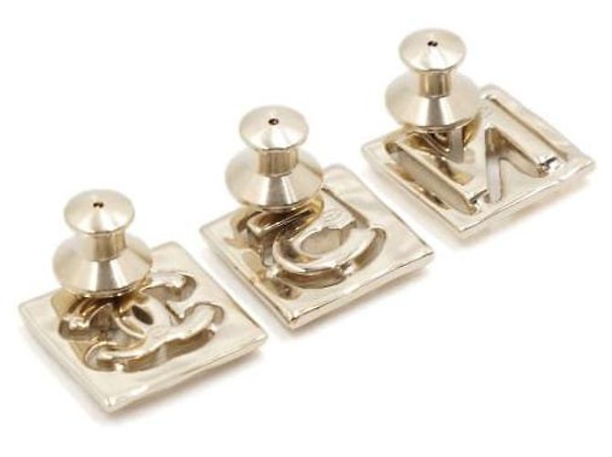 Chanel Conjunto de Broches Quadrados com Inicial em Cristal Banhado a Ouro Branco - vista 5