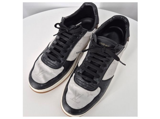 Louis Vuitton Sneakers Rivoli Monogram Argento - vista 3