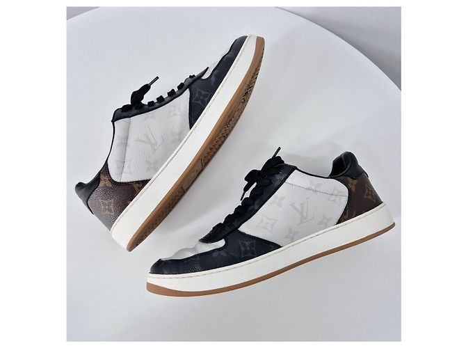 Louis Vuitton Sneakers Rivoli Monogram Argento - vista 4