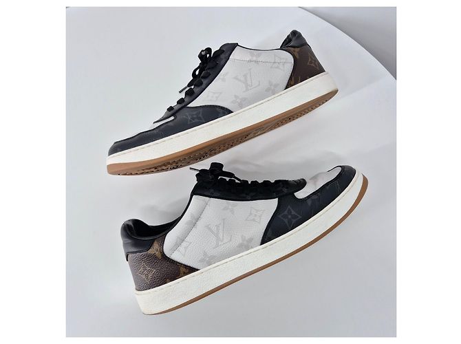 Louis Vuitton Sneakers Rivoli Monogram Argento - vista 5