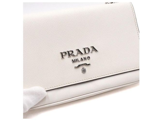 Prada Borsa a tracolla e crossbody in vitello Saffiano morbido bianco con logo argento e catena - vista 10