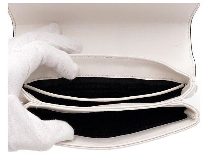 Prada Borsa a tracolla e crossbody in vitello Saffiano morbido bianco con logo argento e catena - vista 5