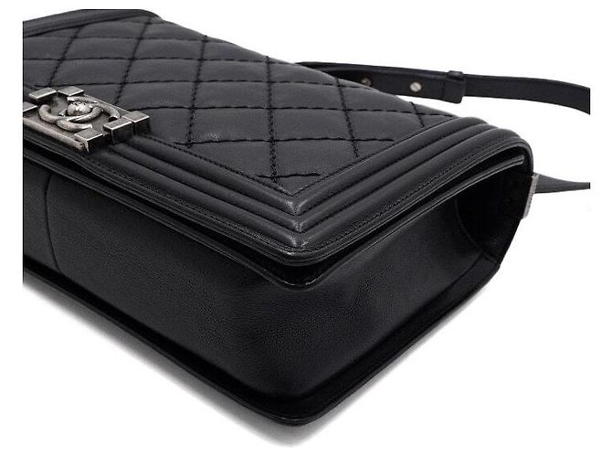 Chanel Bolsa de ombro e transversal com aba e corrente prateada Preto - vista 10