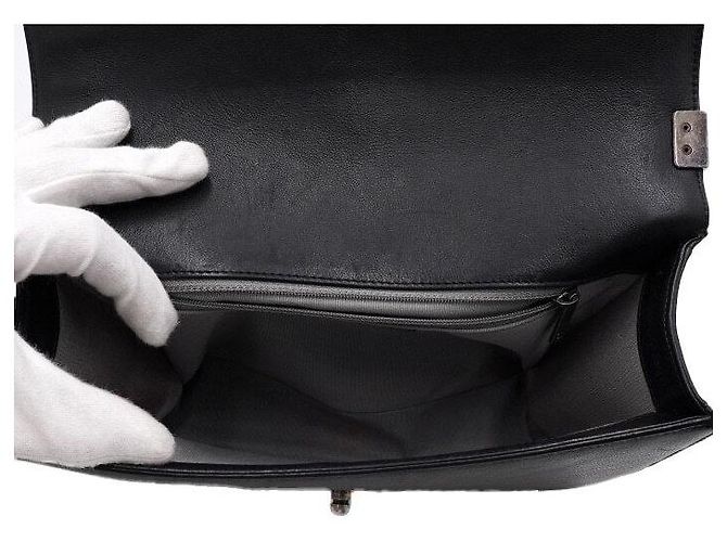 Chanel Bolsa de ombro e transversal com aba e corrente prateada Preto - vista 5