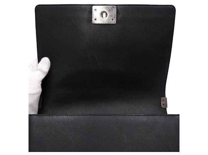 Chanel Bolsa de ombro e transversal com aba e corrente prateada Preto - vista 7