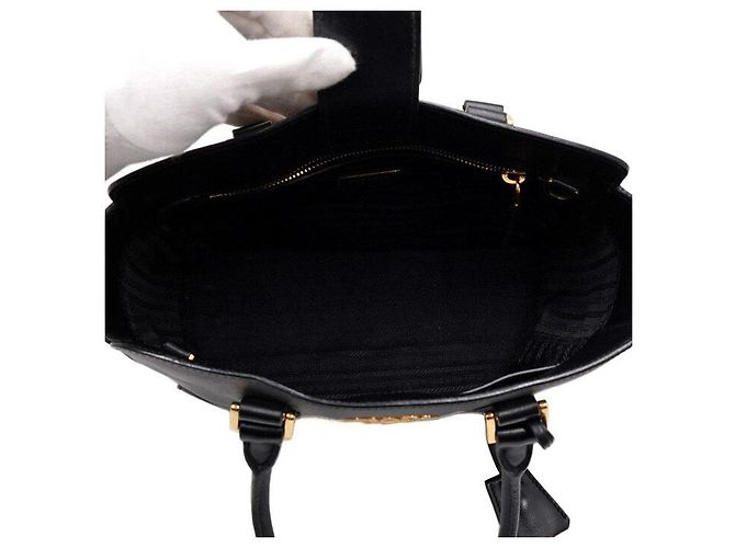 Prada Mala Tote e Mala de Ombro com Alça de Mão em Saffiano Preto e Logótipo Dourado - vista 5