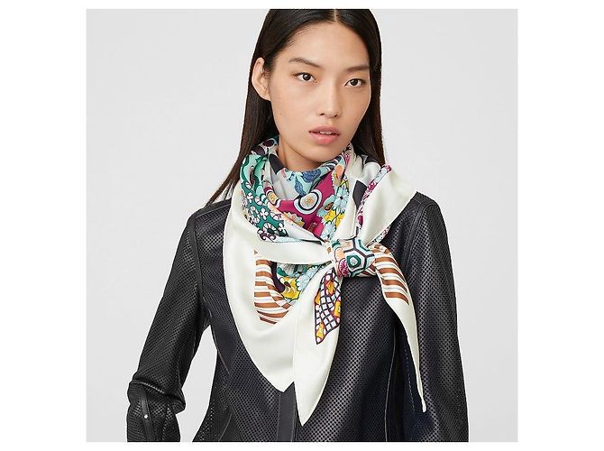 Hermès Pañuelo de seda triangular gigante Sarasa Multicolor - vista 2