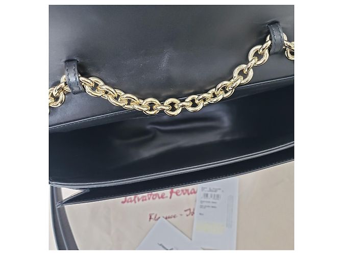 Salvatore Ferragamo Borsa a tracolla con patta Gancini Bella Nero - vista 9