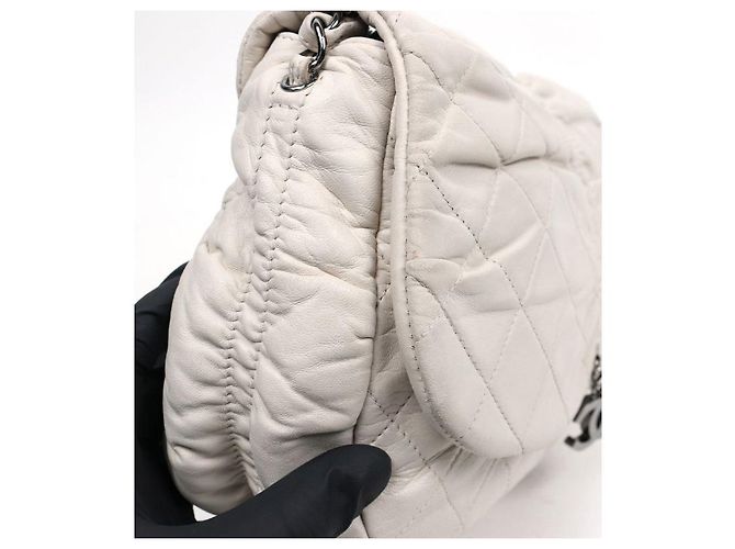 Chanel Borsa a tracolla bianca matelassé con patta e catena Bianco - vista 10