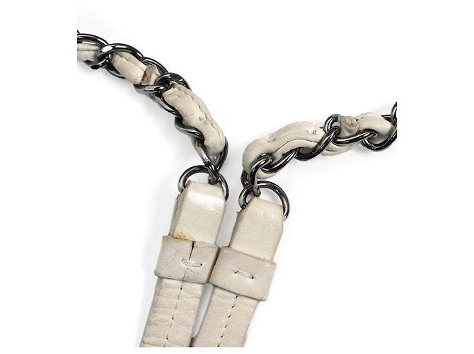 Chanel Borsa a tracolla bianca matelassé con patta e catena Bianco - vista 11