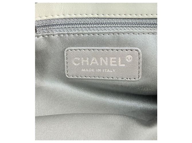 Chanel Borsa a tracolla bianca matelassé con patta e catena Bianco - vista 13