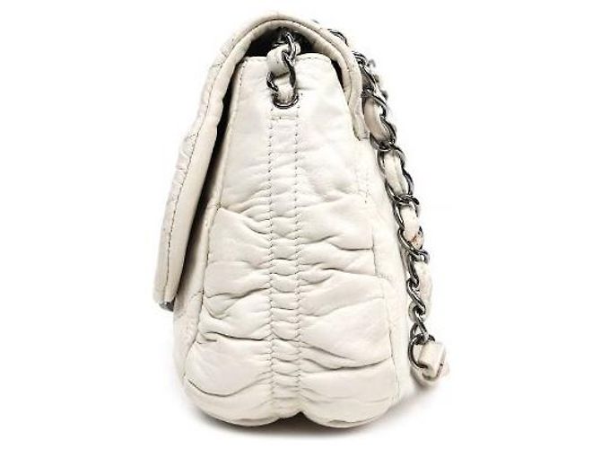 Chanel Borsa a tracolla bianca matelassé con patta e catena Bianco - vista 2